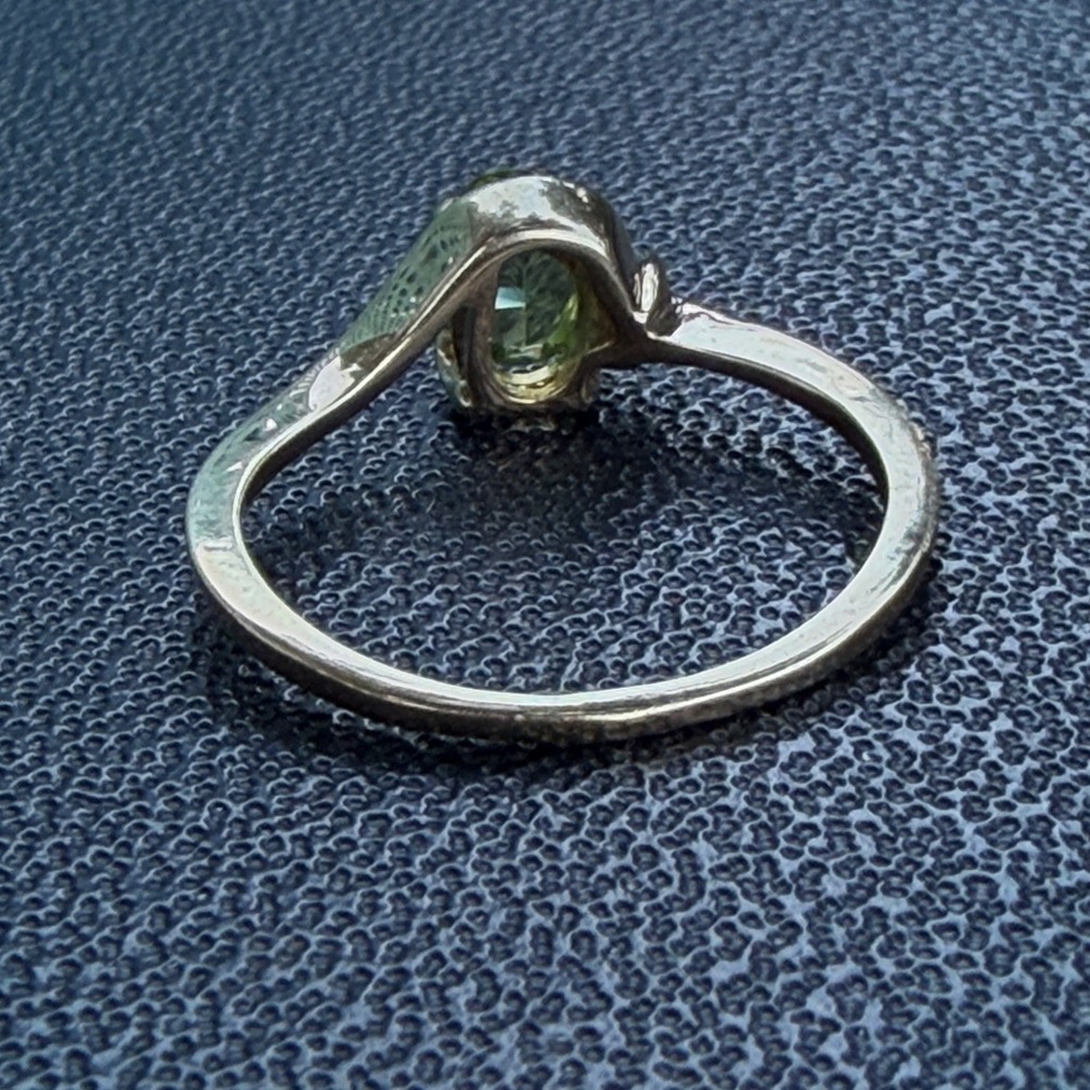 Vintage 14k solid Gold Ring with peridot - Picture 7 of 9